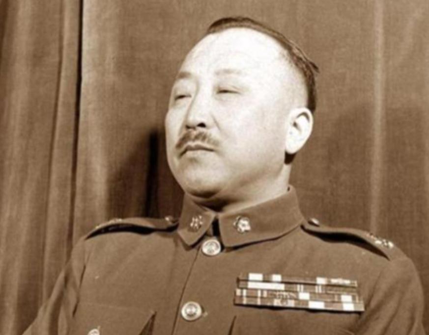 1950年，卫立煌在香港闲逛，听到有人说："这不是卫立煌吗？"卫立煌神色一变，对
