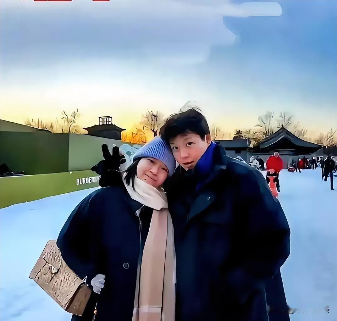 全红婵一张雪地照，评论区破防了：“她怎么突然就‘大人样’了？”要知道，两