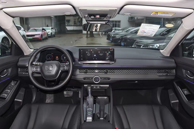 雅阁最大的诚意就是安全配置1️⃣舒适版作为入门款，除了标配的安全外，动力上与其