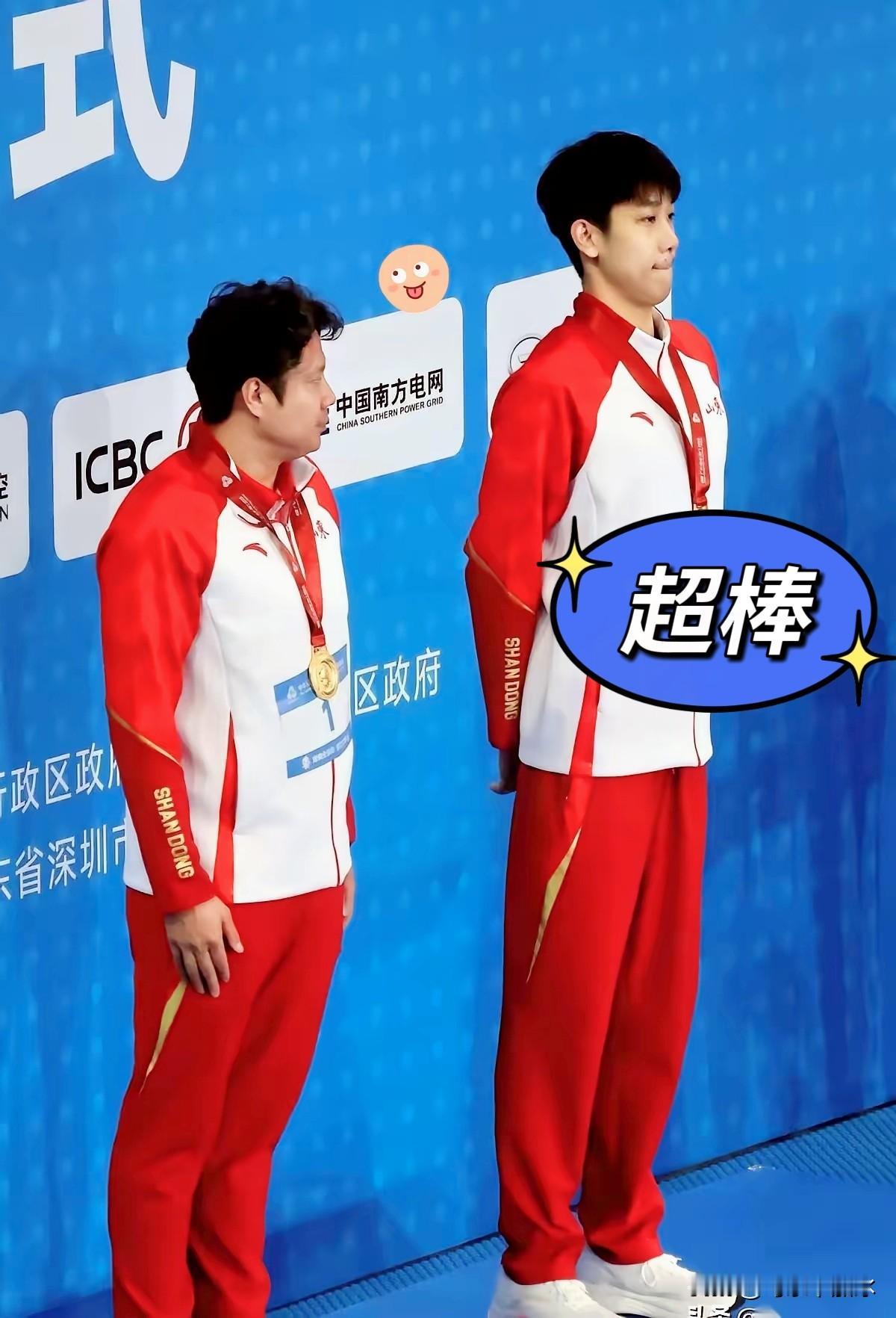 刚刚看了全运会的直播画面太搞笑了17岁的小冠军，领奖的时候驼背了，教练在