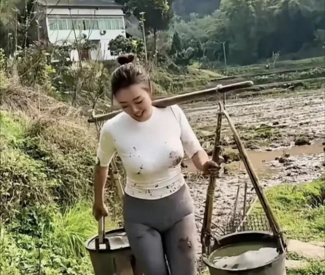 这在农村算是能干的女人了，不说别的，两桶水很多男人都不一定挑的起来!