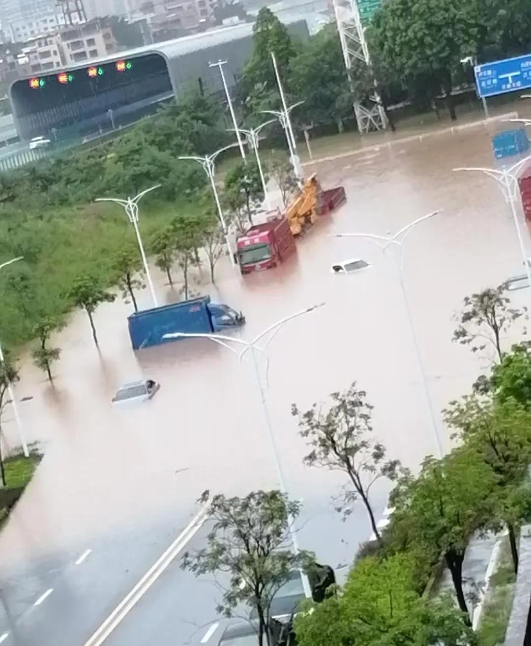 在惠州市的惠阳区溜达了两天，发现这个邻深小城虽然发展的较快，但硬伤真不少。相比
