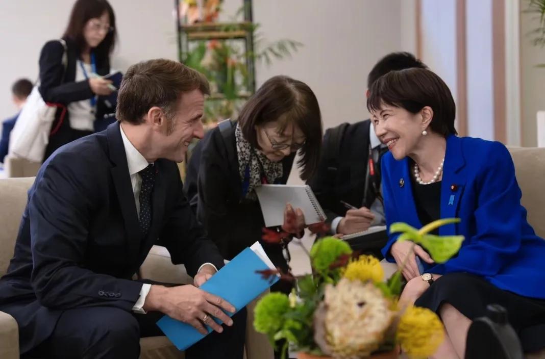 马克龙这次带了两百多个企业大佬去日本，说是要推销那套“第三条道路”。