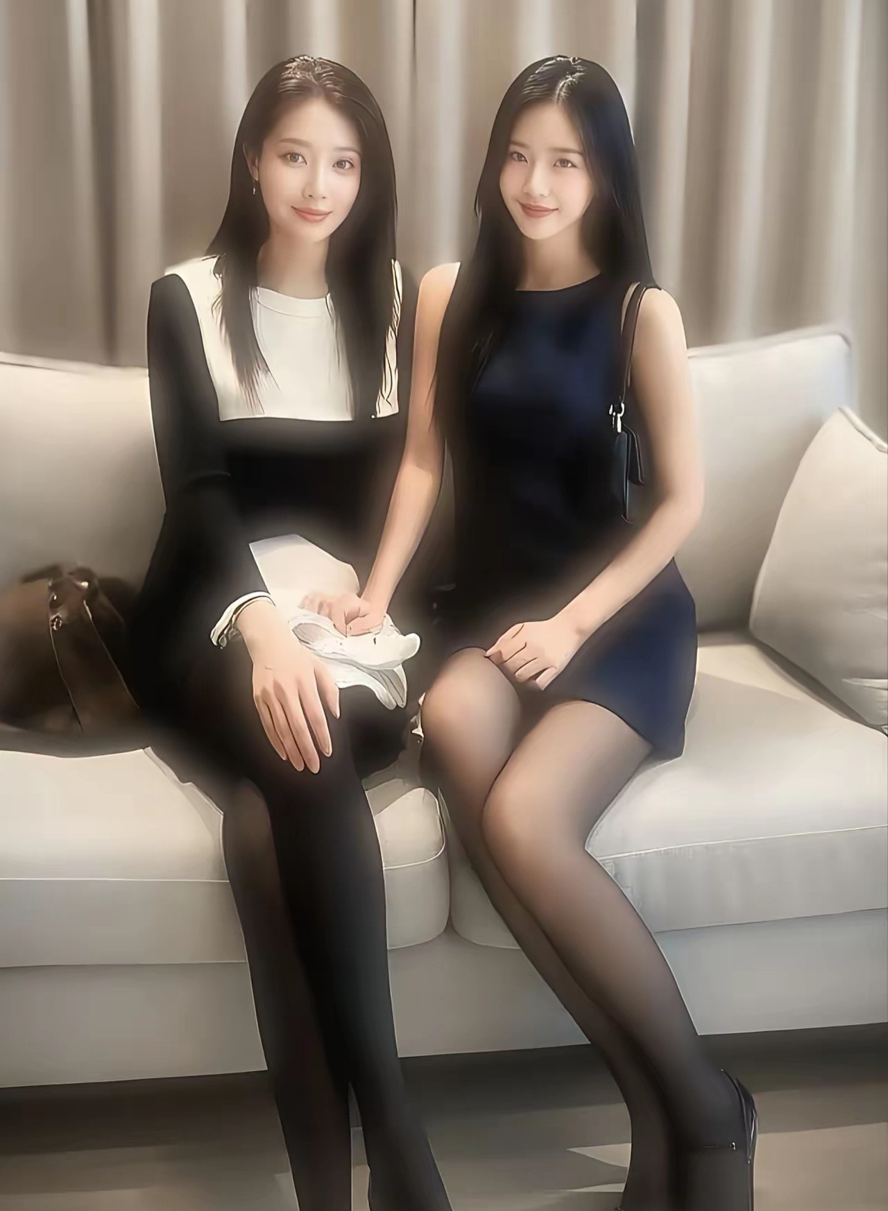 下图是45岁的妈妈和26岁的女儿，你们能认出来，哪个是妈妈，哪个是女儿吗？