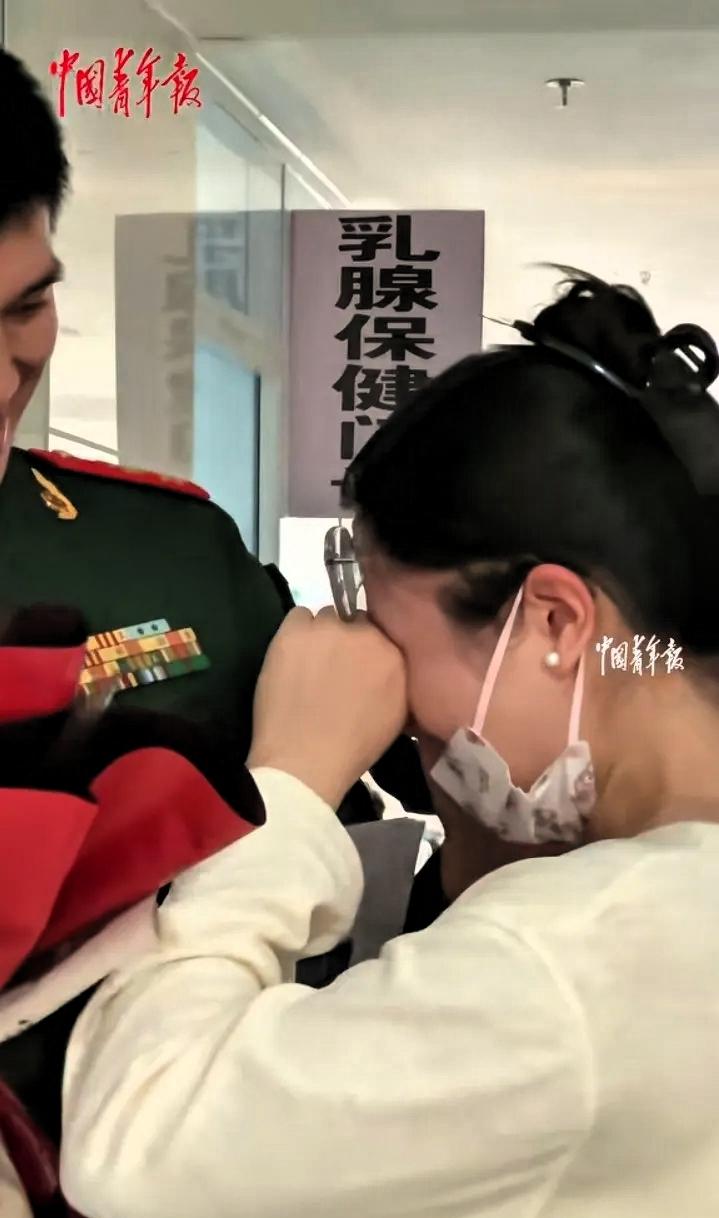 看哭了！内蒙古巴彦淖尔，武警战士周浩源因常年在部队服役，无法陪伴怀孕的妻子。妻子