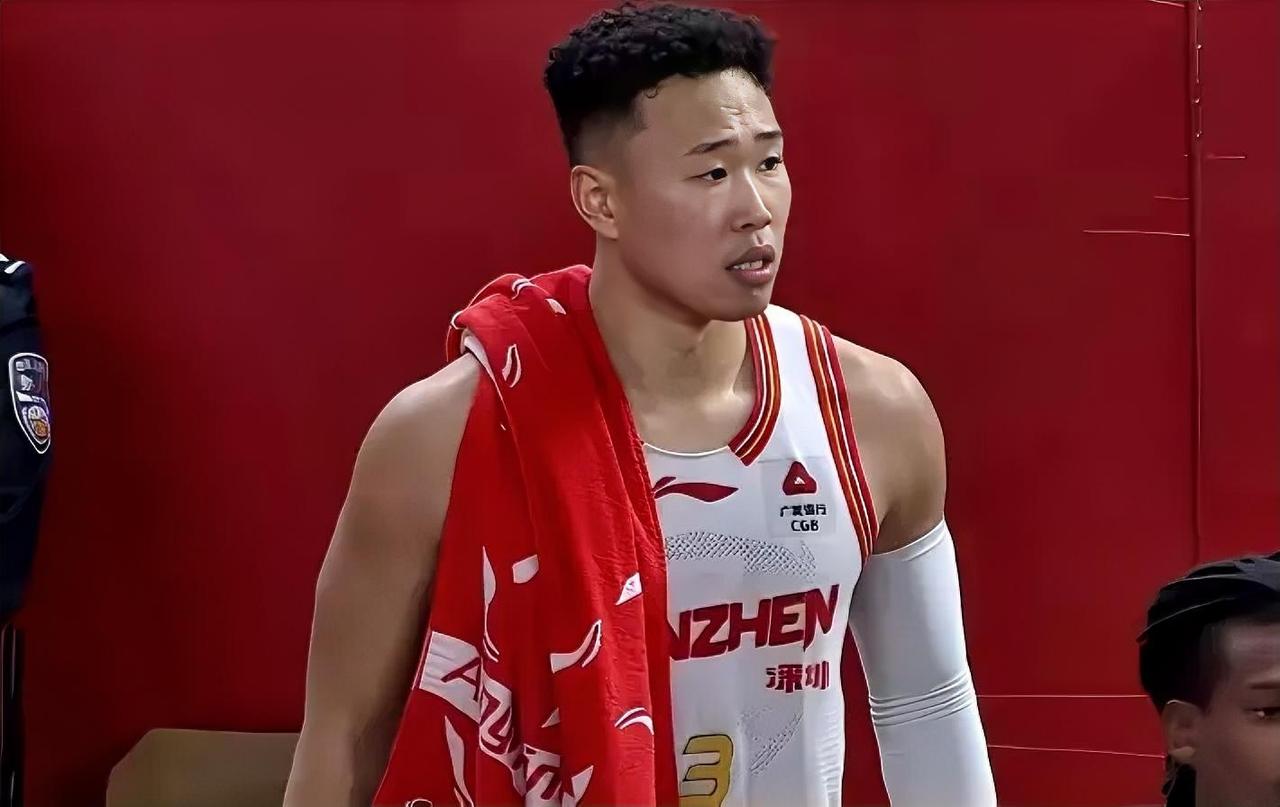 又赢了！深圳93-88险胜江苏，这3位球员是赢球功臣！1. 史密斯，全场火