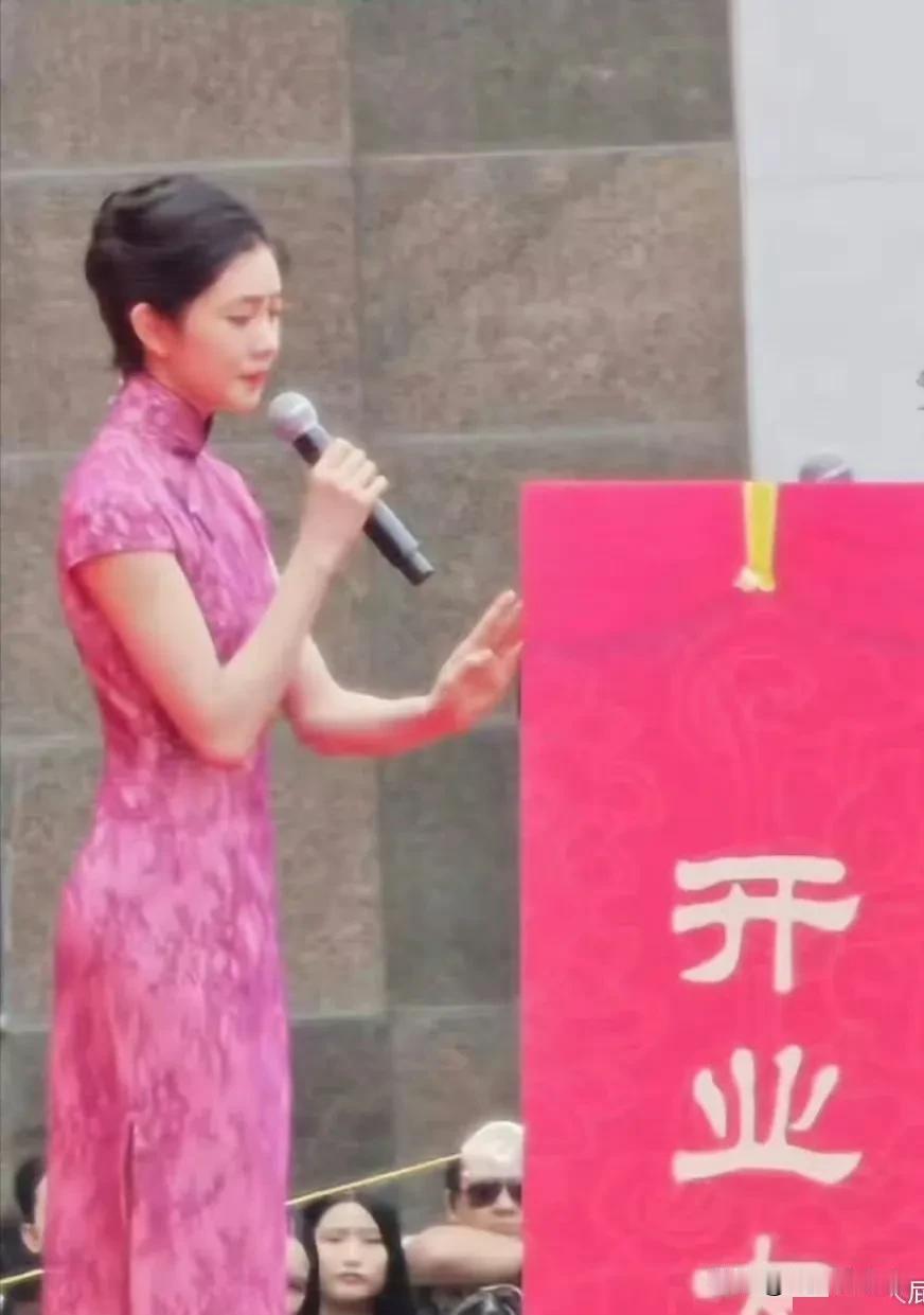 不是说刘浩存颜值不够，而是相较于她的身材，脸显得不够看了。除了热巴，这是我