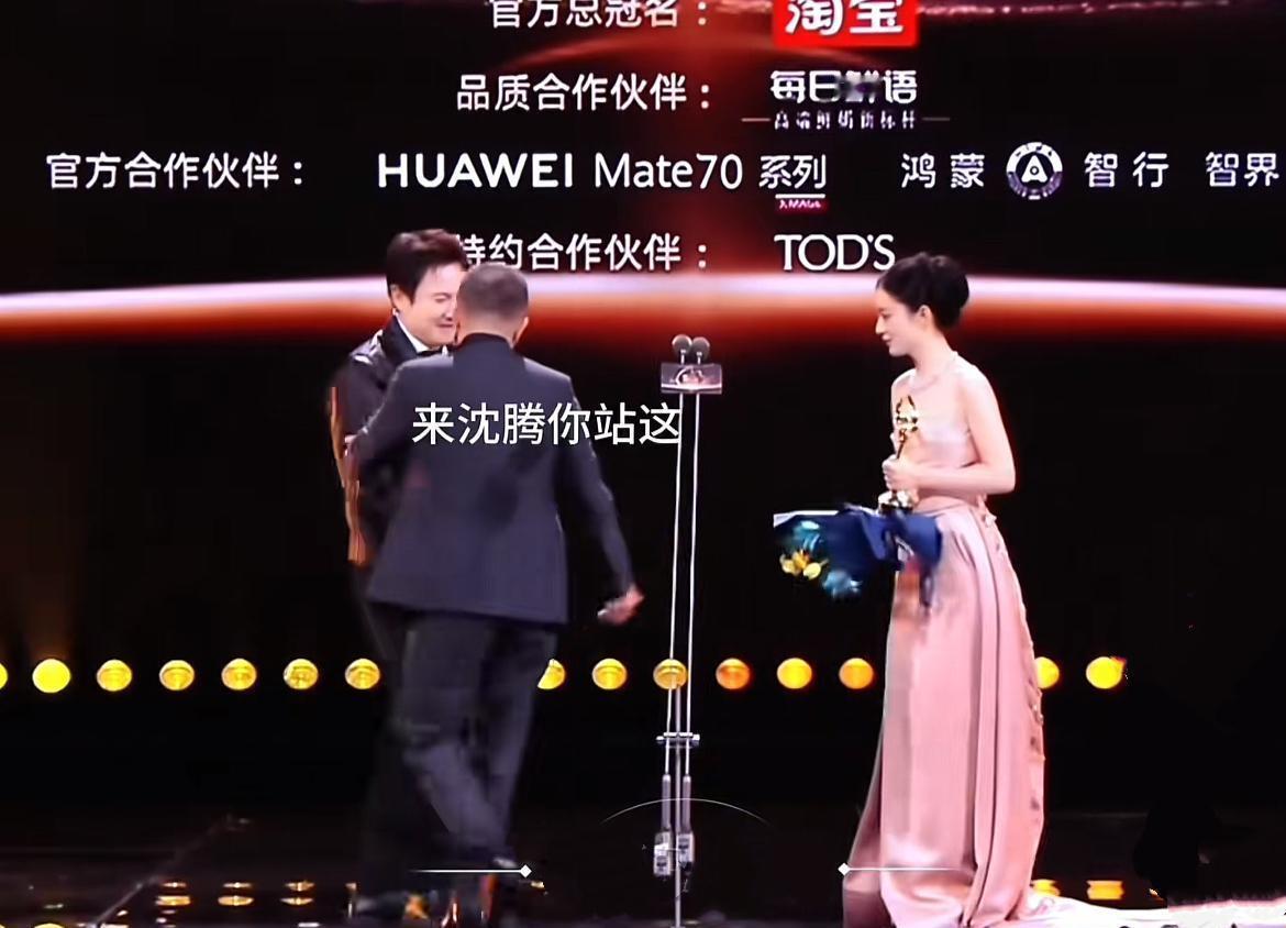 2024年一个绅士举动刷屏，2025年却有人当众“跨过去”？这对比简直让人血压