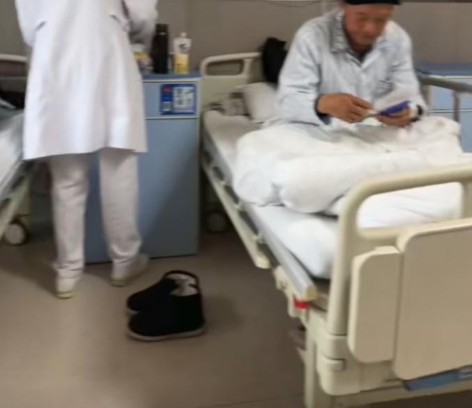 我父亲做完手术住院的那段日子，无儿无女的大伯，天天守在医院里忙前忙后，比我这个亲