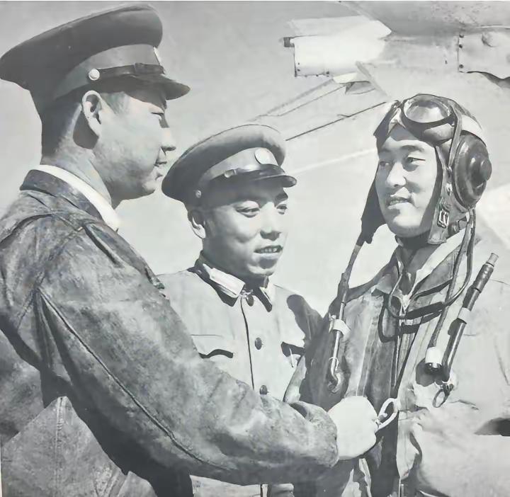 1958年9月18日，空18师52团8架歼-5战机从惠州转场汕头途中，在虎头山空