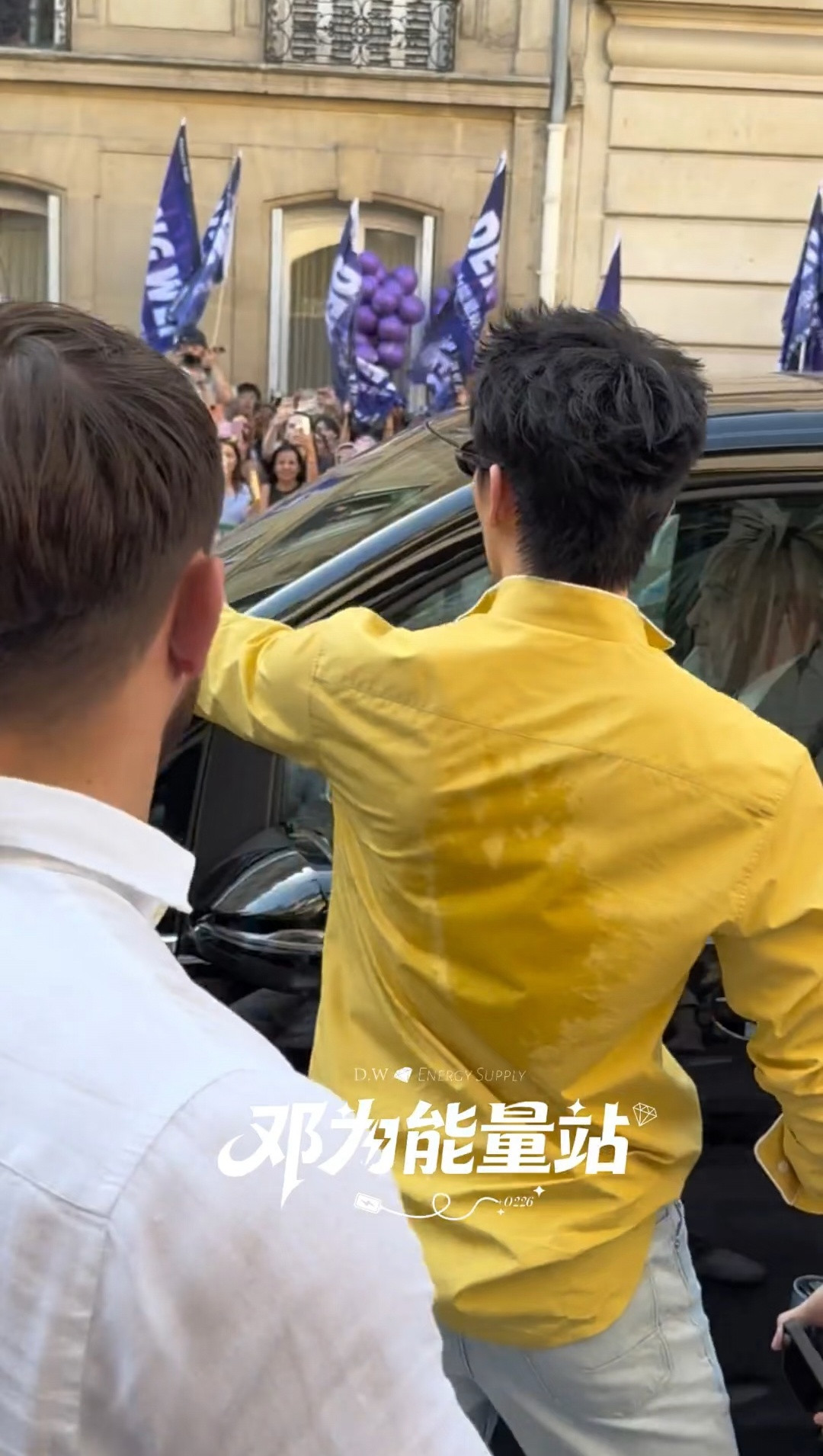 DIOR大秀明星快热晕了看得出来，衣服湿透透的