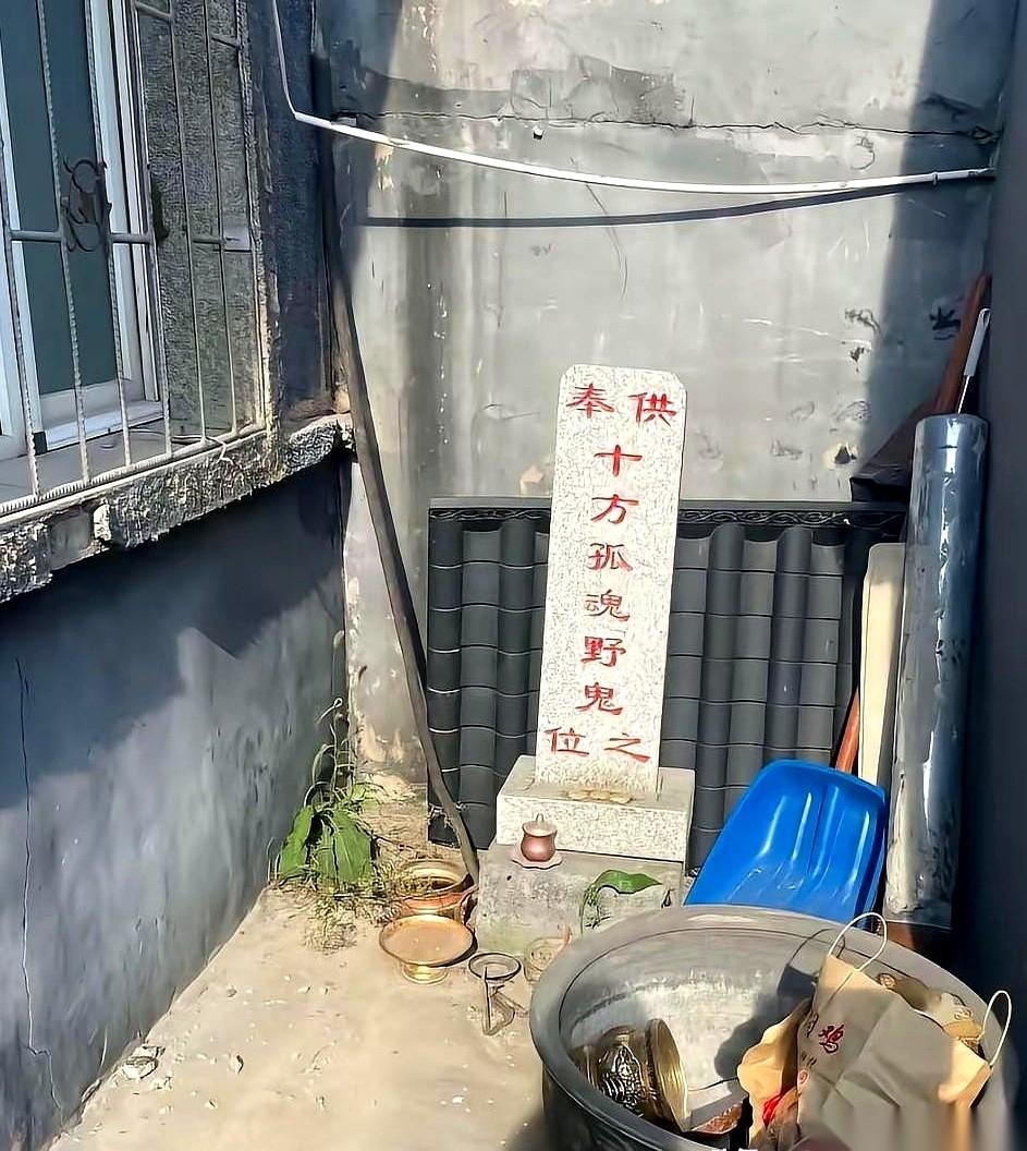 我跟你说，这事儿绝了。钱都交完了，钥匙拿到手，兴冲冲地在新家转悠，结果在后院犄