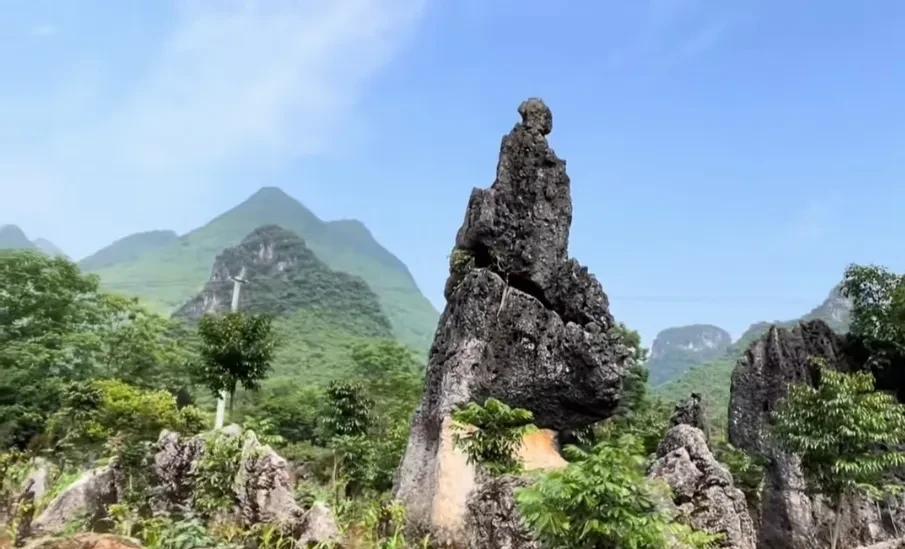 他是民族的魂魄，是时代的巨人，是人民心中永不熄灭的太阳！他的神像，不仅立于大地，