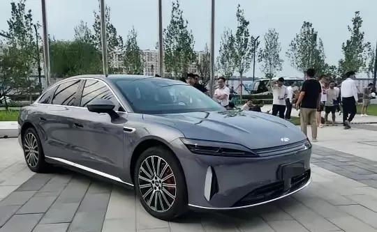 奇瑞新上市的A9L确实不错，看过实车，13.99万起步的价格，堪称精品，无论外观