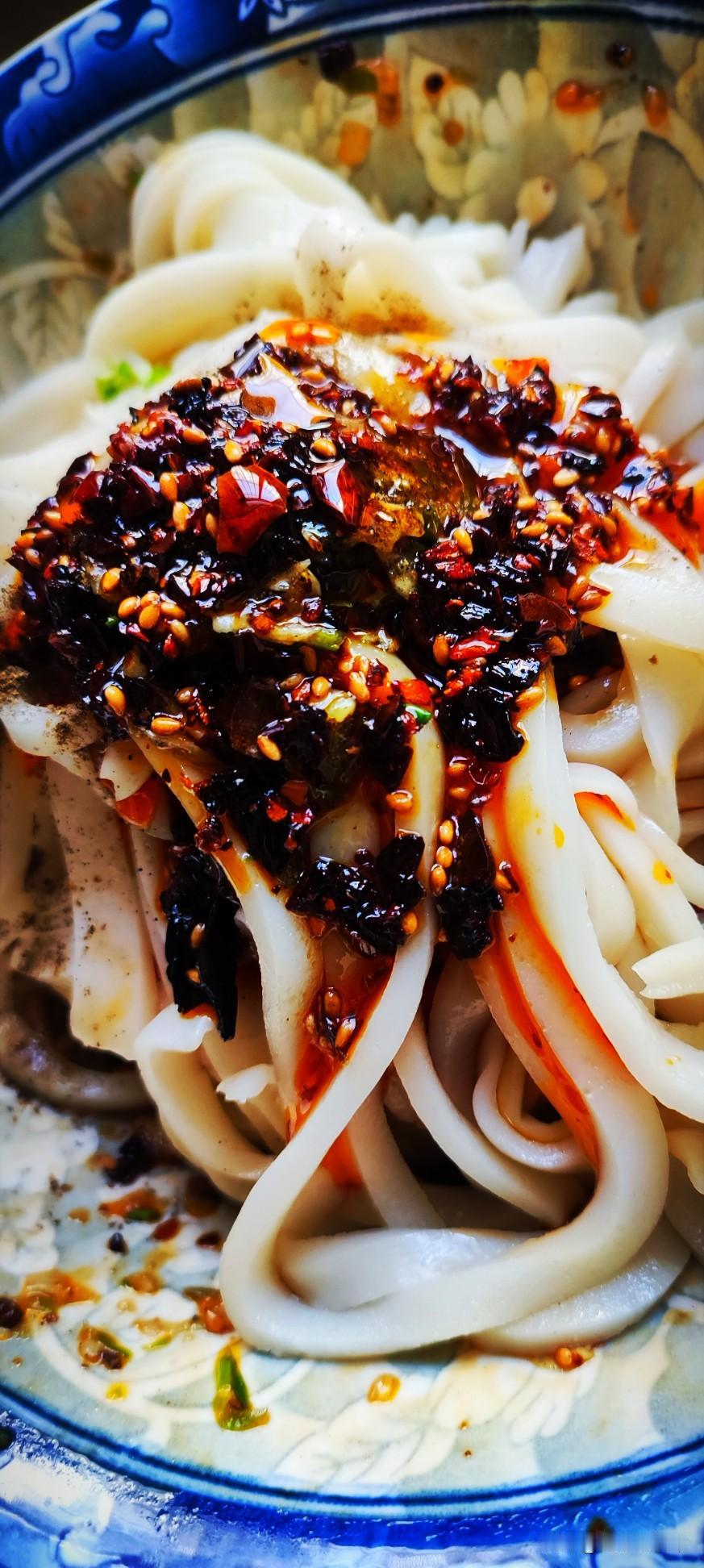 今天吃了什么热乎的打电话说我要回家，老爸幽幽地告诉我：面皮给你蒸好了。嘿嘿，拿捏