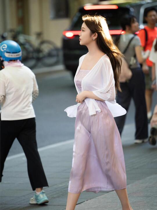 上海街拍｜光落在她身上，如画中人