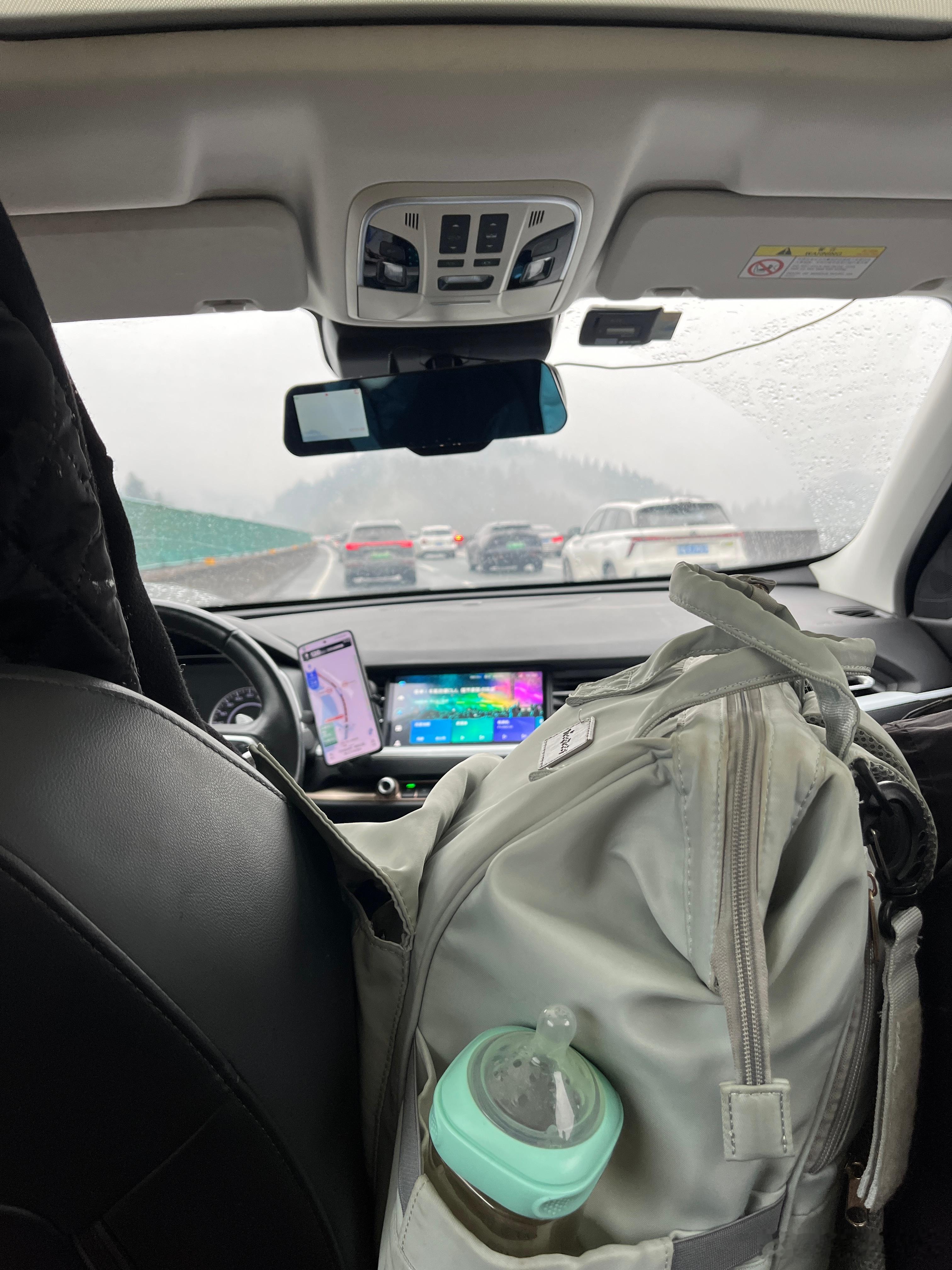 回家了，刚上高速就堵车了，晚上1点都不知道能不能到家偶遇陆毅鲍蕾一家四口逛街