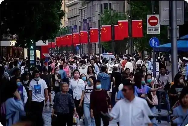 消费拉不动，别怪老百姓"抠"，根子就两条——往后看，教育医疗养老三座大山压着，社