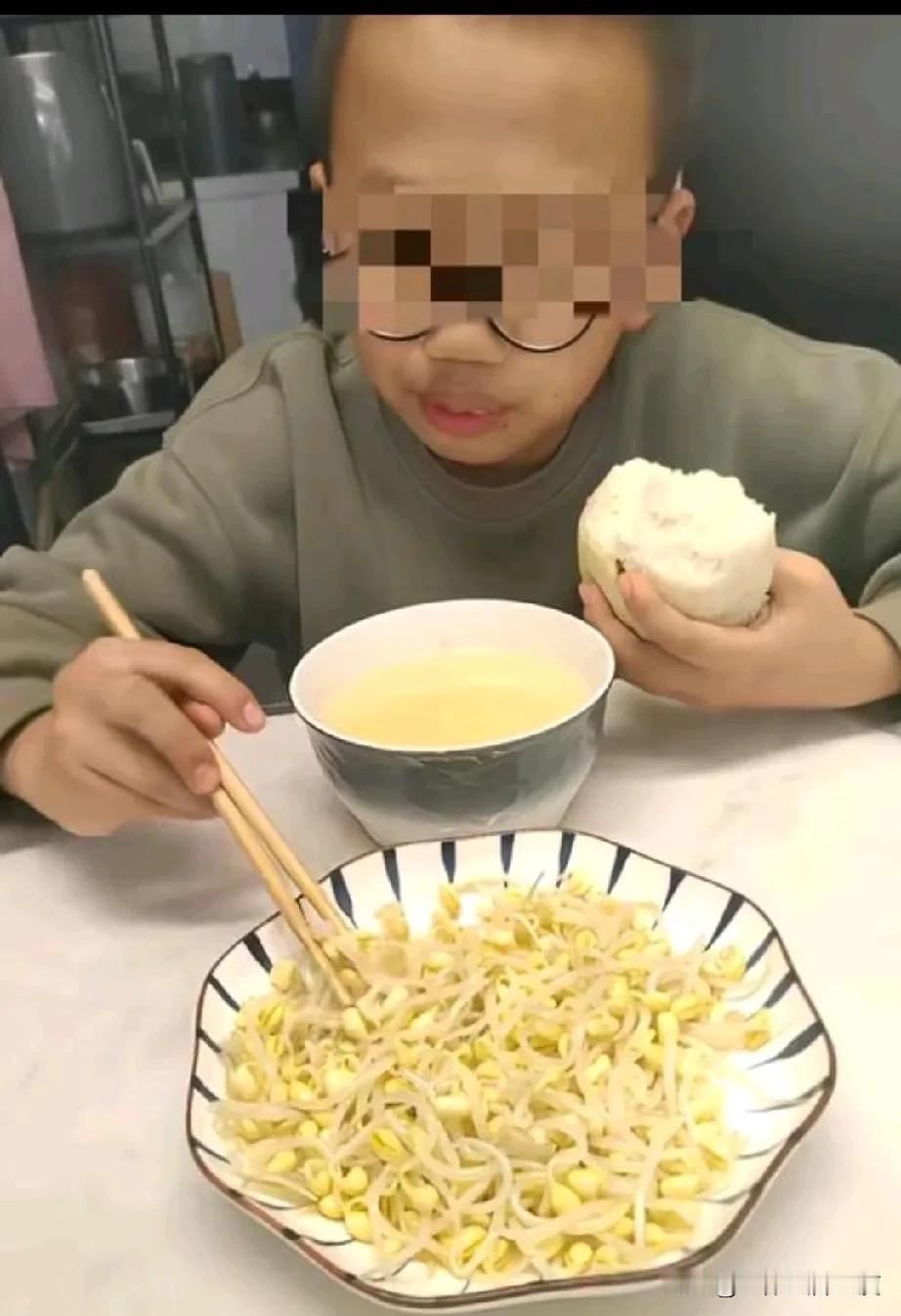 问一下小朋友，你确定这个豆芽菜是你亲妈给你做的？有多少理由也解释不通啊，这可是