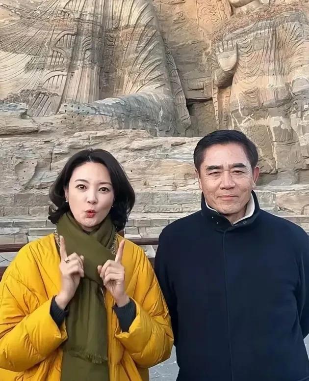 和陈宝国配戏的美女真的太多了，但却始终没有绯闻。仔细看，左边这位美女是谁？气质