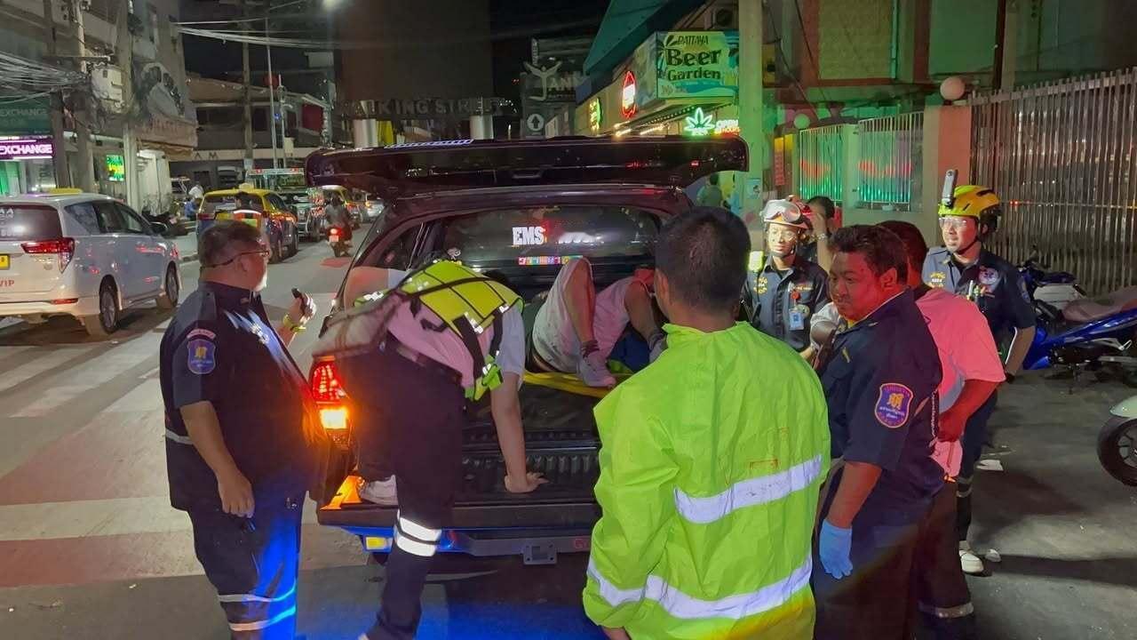 泰国芭提雅又出事了。一个印度游客，因为服务费没谈拢，在步行街被一群女的给打了，伤