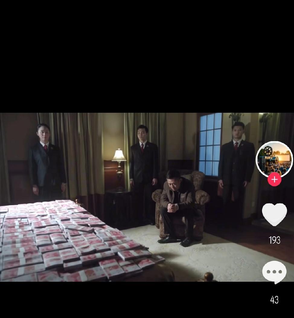 十六台点钞机当场烧毁四台，满屋子都是百元大钞被磨焦的味道。这是办案人员在魏鹏