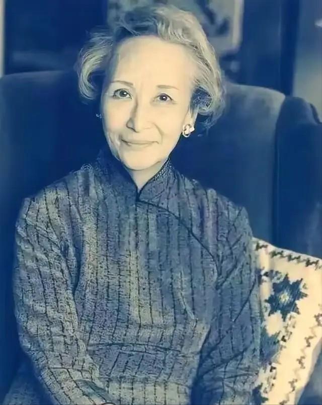 1973年，58岁的郑念拒绝出狱，她需要一个道歉。突然，暴跳如雷的监狱长