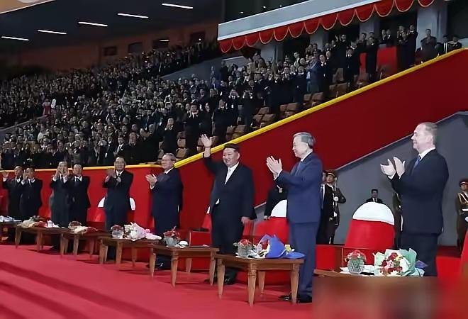 座位安排出来了，苏林坐在将军的左手边，梅德韦杰夫坐在苏林左边。这两天刷新闻看