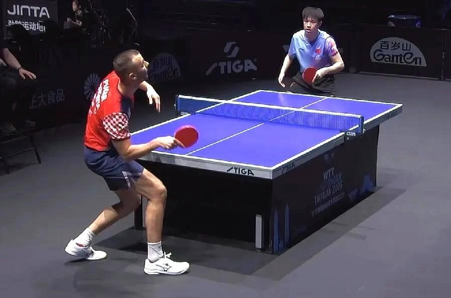 看黄友政这场球，心里真不是滋味。一天三赛，肉眼可见的疲惫。对面那个一米九的大