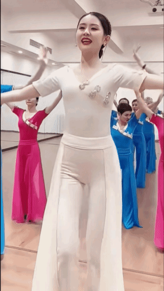 典型的气质美女，典雅精致仪态大方！举手投足，尽显淑女风范，微笑当中，散