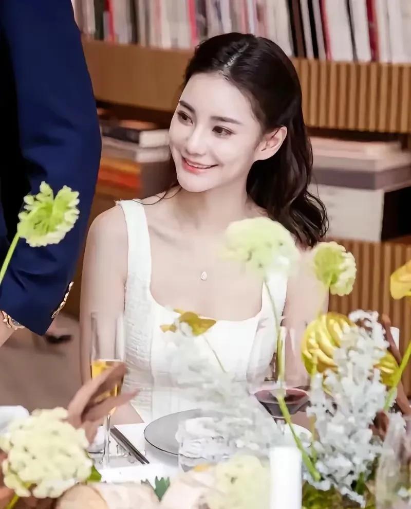 马筱梅旧照长得像妈妈，都是方圆脸很抗老，她可能也做了医美，现在的脸窄了许多，从撞