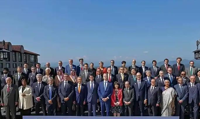 G20大合照刚曝光，日本站C位中国靠边，贝森特这算盘打得全世界都听见了9月2号