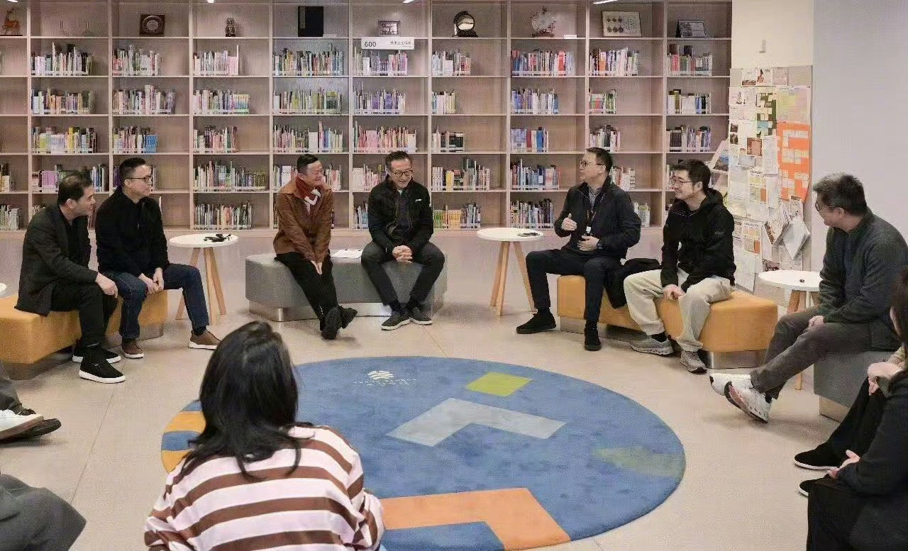 马云现身云谷学校交流AIAI浪潮来袭，教育何为？近日，马云率阿里、蚂蚁核心团队齐