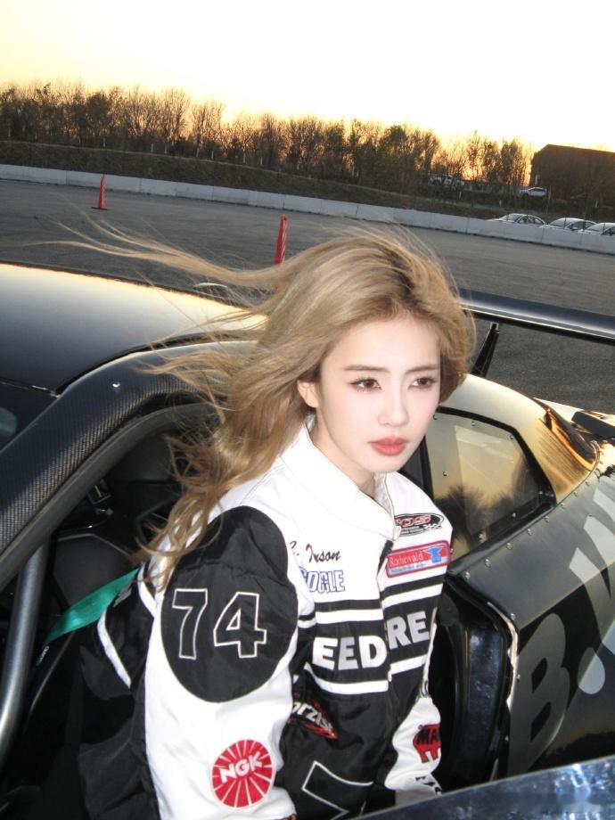 白鹿赛车初体验，太帅了太美了！好飒！想坐姐姐的副驾