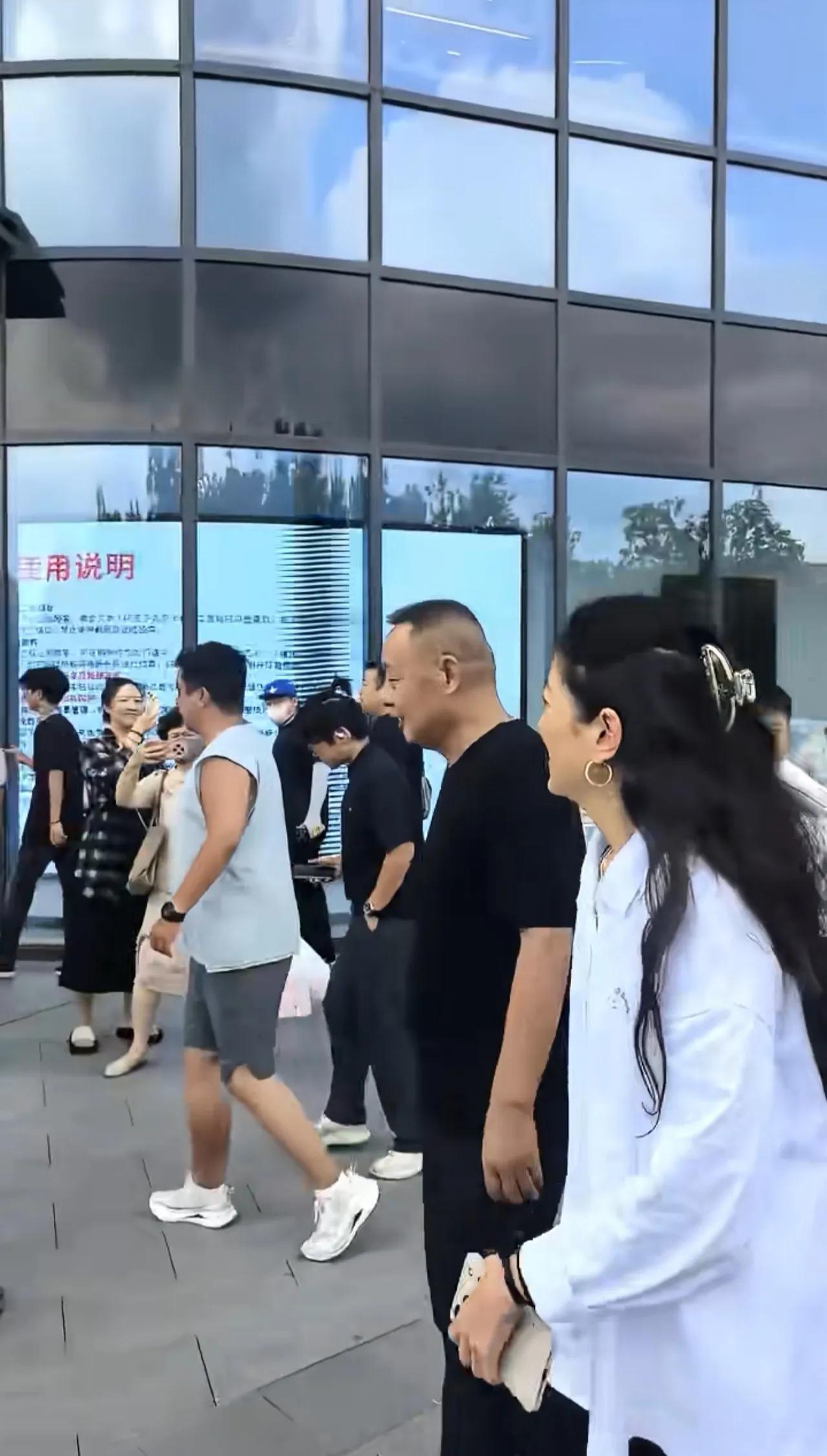 最佩服于东来的随性，见谁都不怵。人家郭惠光是马来西亚首富的女儿，香格里拉集团的