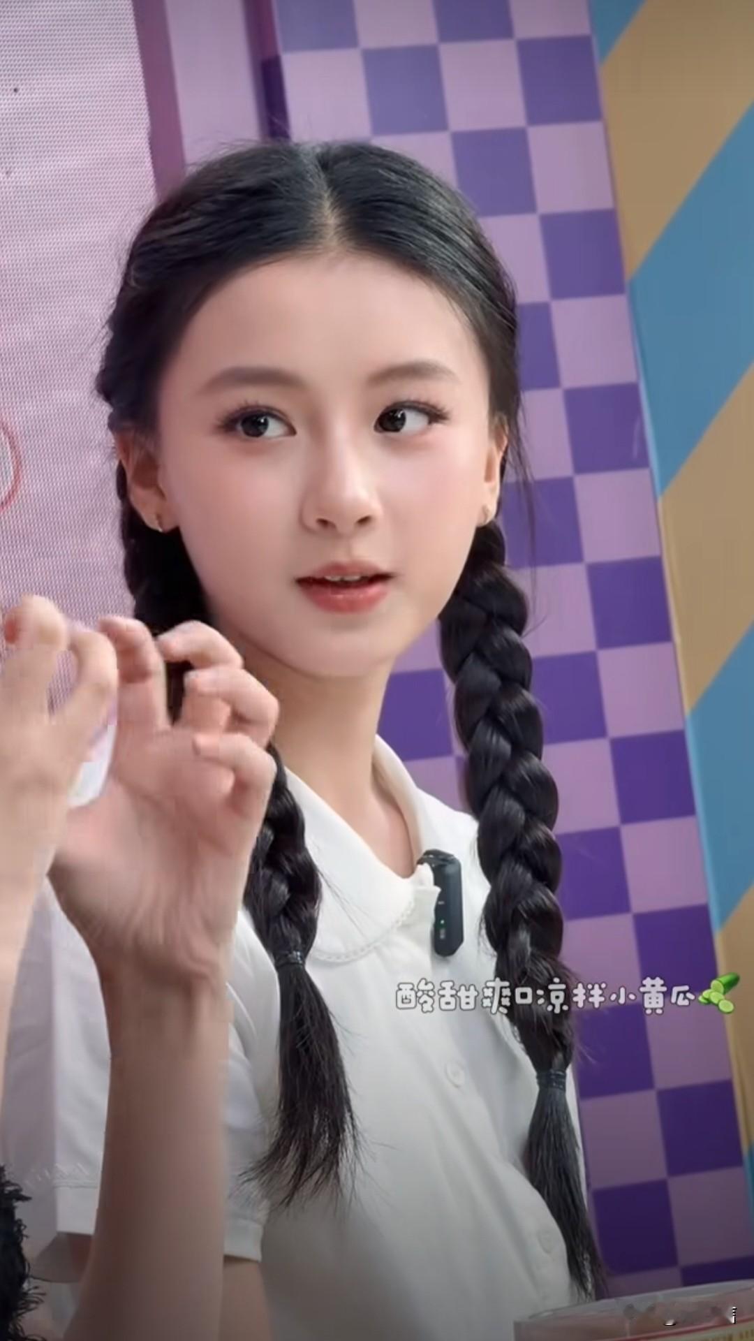 新生代刘亦菲？才15岁就已经出落成亭亭玉立的大美人，怎么截图颜值都不会崩掉……