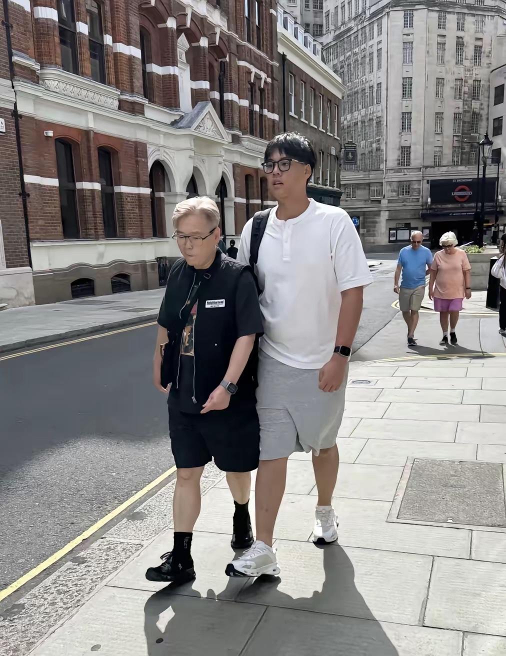 近日，有网友在英国偶遇李嘉欣的儿子，他与友人走在伦敦街头的画面。记得2024
