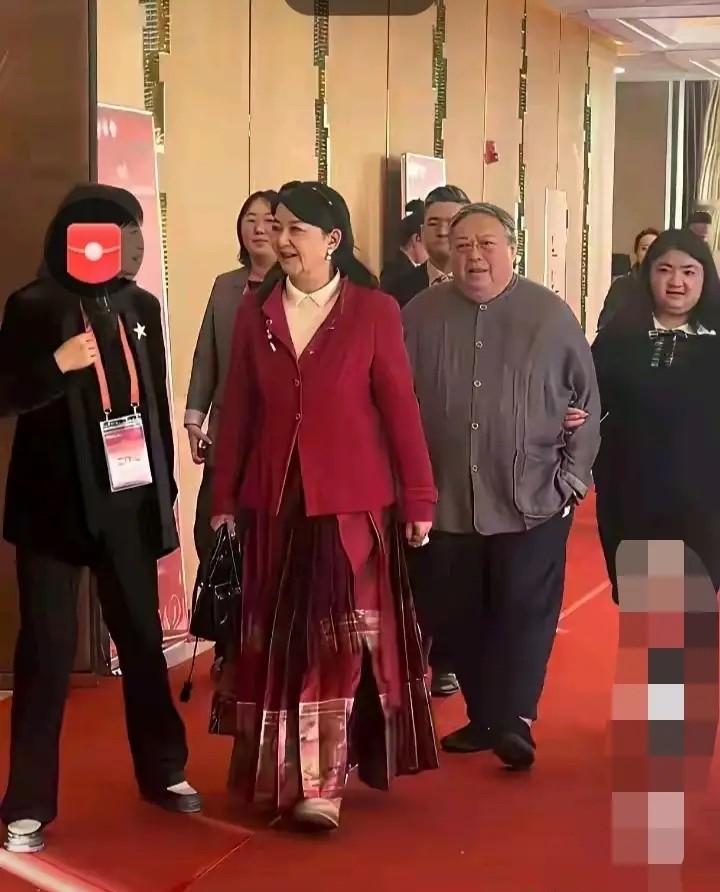 曾经让你做梦都想娶的女神，如今在街角擦肩而过，你却只认出她眼角的疲惫。数据不会