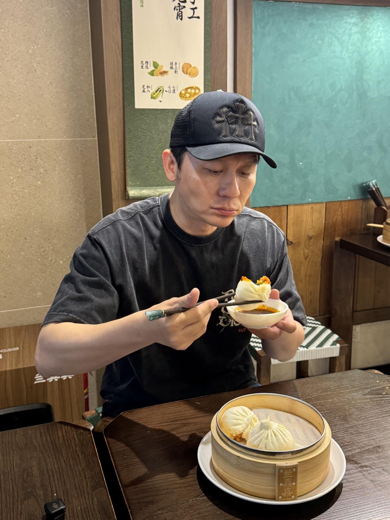 48岁李晨现身上海一家餐馆吃晚餐，他只吃了三个素肉包子，饭量还挺小的，和他的健壮