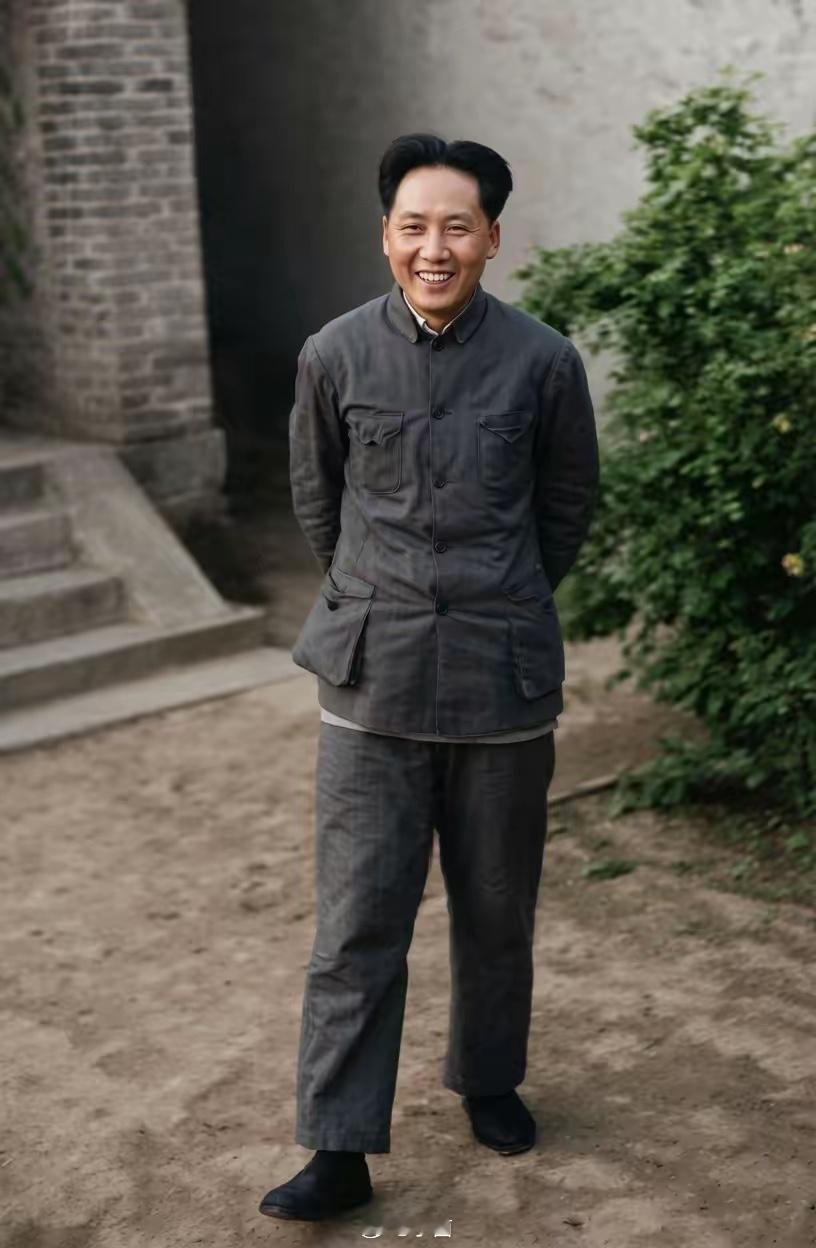 伟人的这张照片你没见过吧，三十年代时的一张照片，笑的多温暖，如沐春风。​​​
