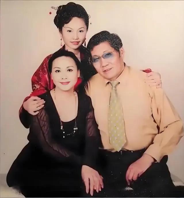 82岁的李谷一，在舞台上光芒万丈，可面对49岁仍未婚的独生女儿，内心满是愧疚。她