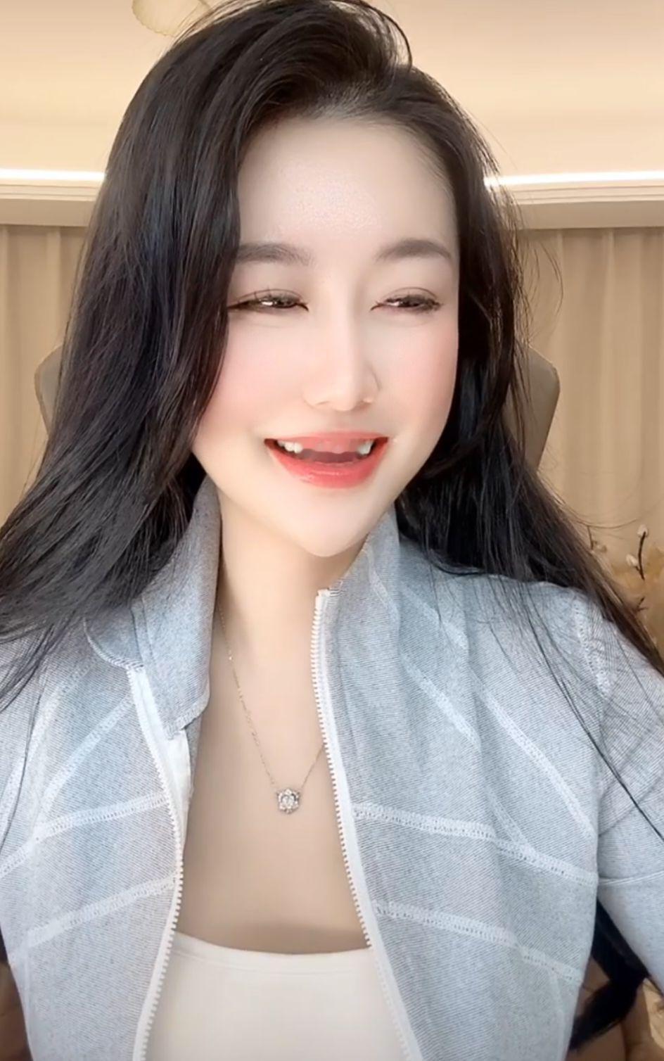 女人深爱男人入骨的表现1.爱趴在男人身上撒娇2.爱握紧男人的手3.喜欢搂