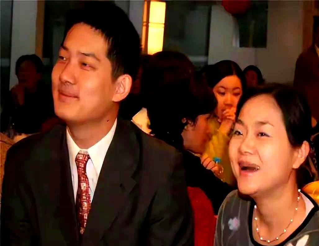 说起常昊，就得提他当年那桩婚事。硬是娶了比自己大8岁、还离过婚的师姑张璇。