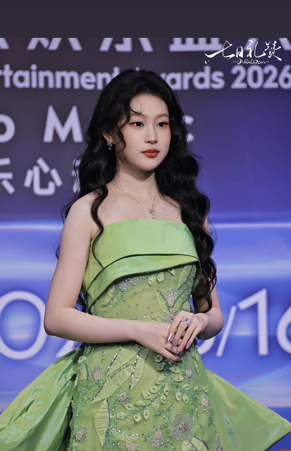 清新果绿色抹胸礼裙，上沿叠层缎面设计，裙身布满立体花叶钉珠刺绣，手工珠花精致繁复