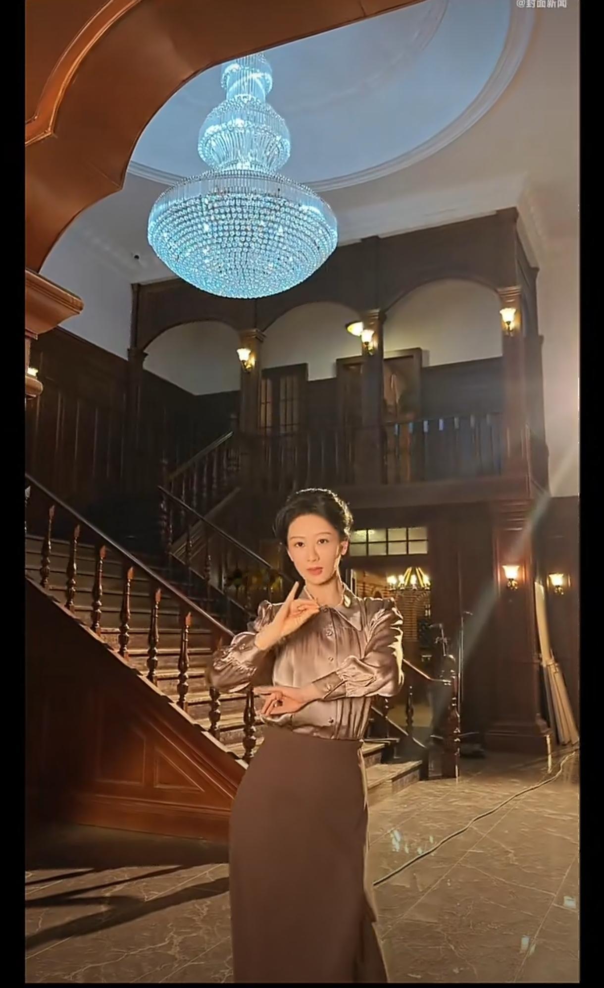 片场暖心名场面来啦！杨紫在工作间隙即兴跳起了爆火的误闯天家舞蹈，氛围感直接拉满。