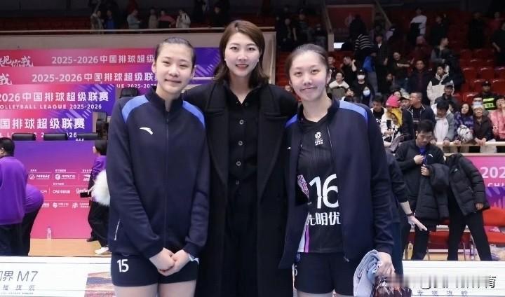 老朋友见面无须多言，高意见到老果子袁心玥，直接扑到了袁心玥身上，紧紧拥抱着她，像