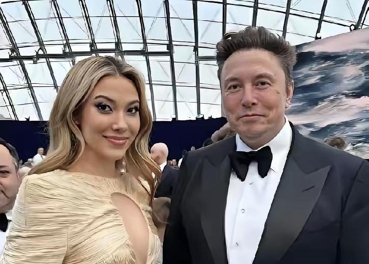 谷爱凌在SpaceX实验室的照片，撕开了两代人社交的残酷真相。她和马斯克并肩而