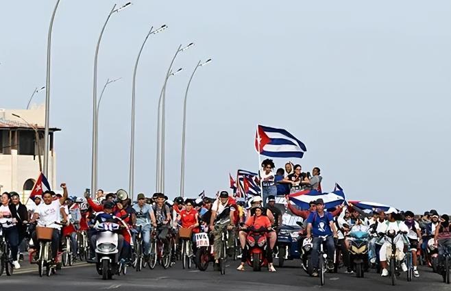 说2026年开年西半球局势又紧张起来了。特朗普政府在处理完委内瑞拉的事后，迅速把