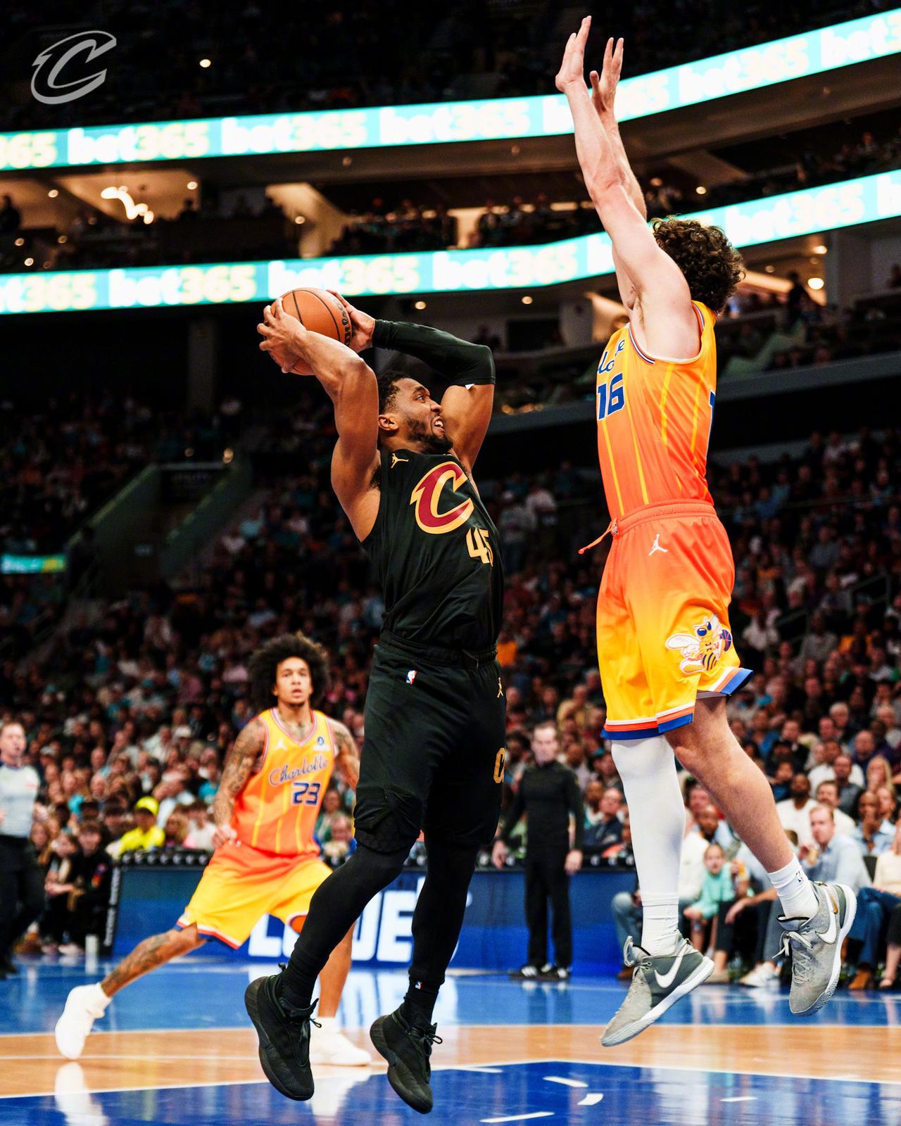 如果只看数据，米切尔投篮22中9，三分球7中2，32分3篮板4助攻2抢断的数据，