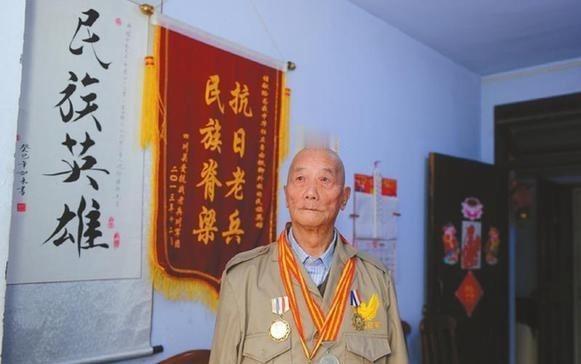 1941年，1辆日军坦克掉进旱坑，3名日本兵从坦克中伸出脑袋时，却被25岁的郑维